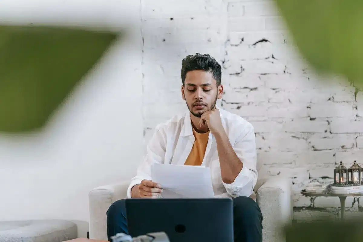 Zelfstandige leest aandachtig de voorwaarden van een arbeidsongeschiktheidsverzekering door
