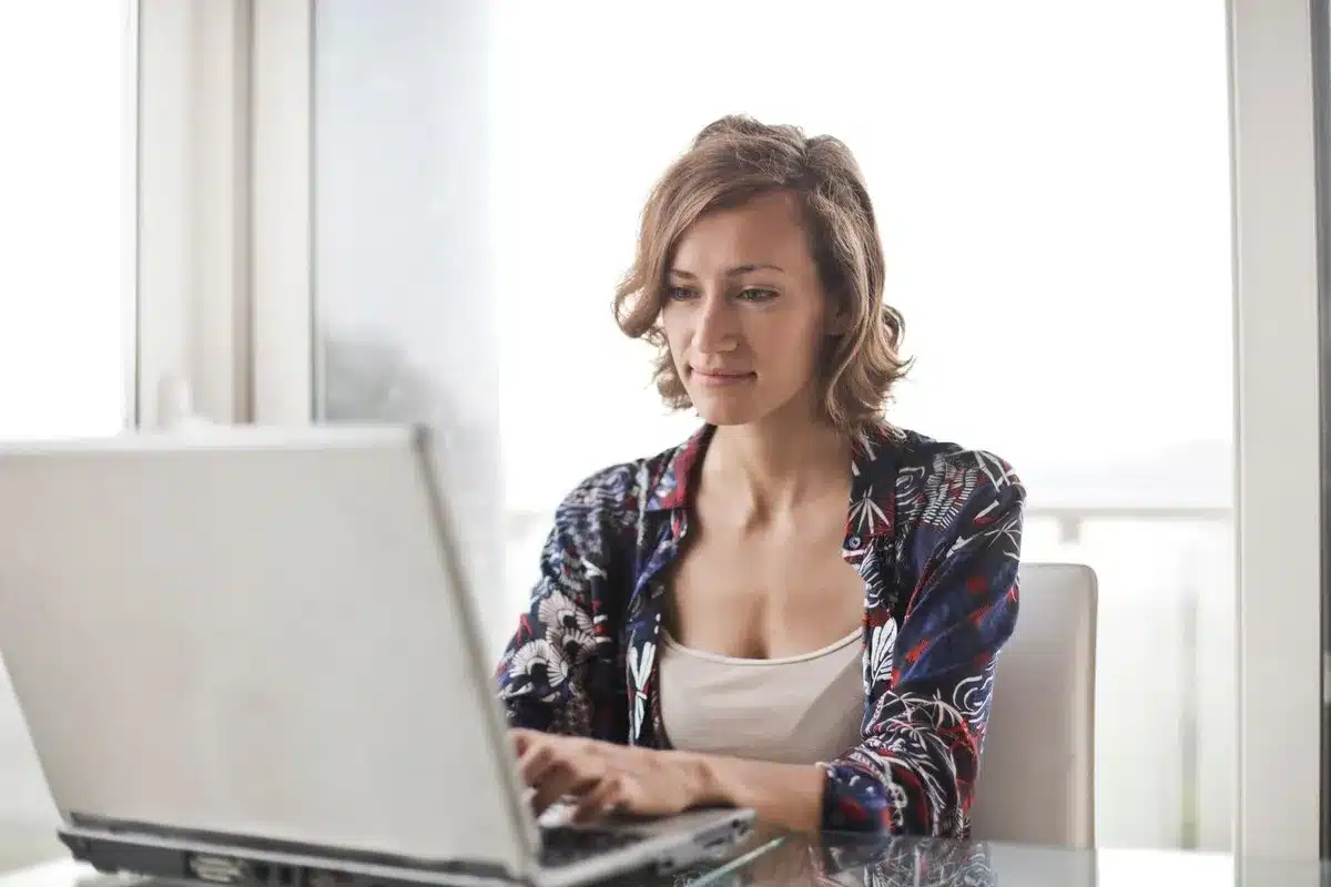 Zelfstandige vrouw vult online haar btw-aangifte per kwartaal in op haar laptop