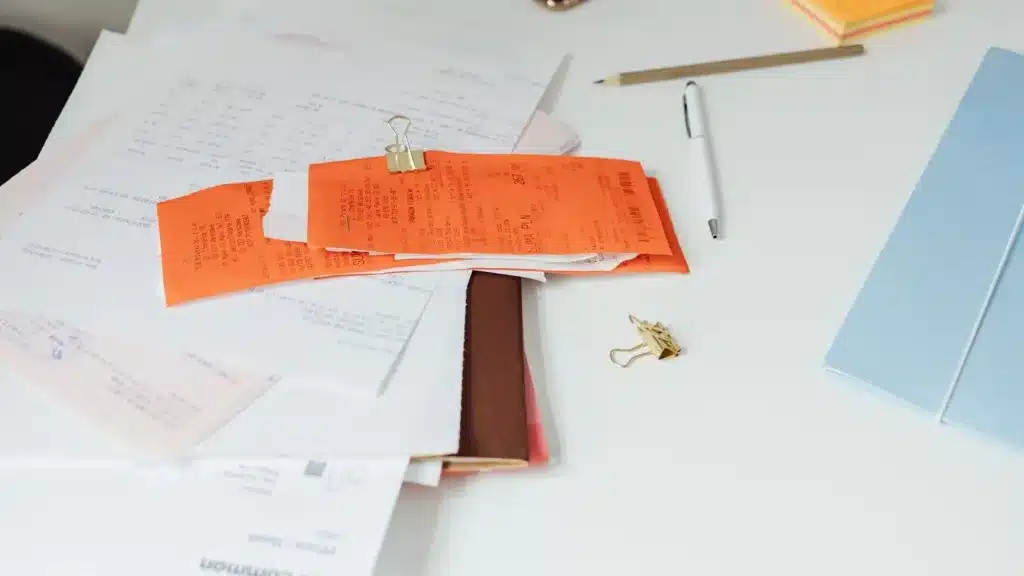 Bureau met facturen, bonnetjes en documenten klaar voor de btw-aangifte van een zzp'er