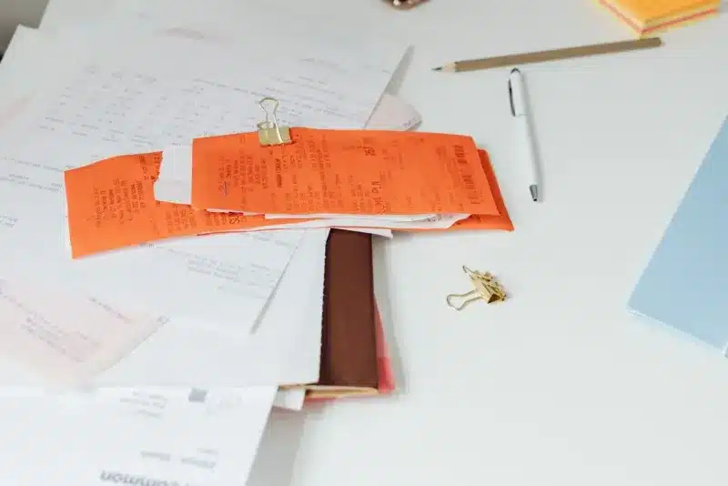 Bureau met facturen, bonnetjes en documenten klaar voor de btw-aangifte van een zzp'er