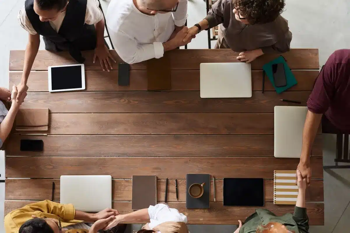 Zelfstandigen en opdrachtgevers overleggen aan tafel over nieuwe zzp klussen en projecten