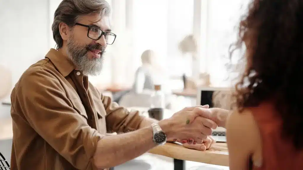 Zzp'er schudt handen met nieuwe opdrachtgever na gesprek over een freelance opdracht