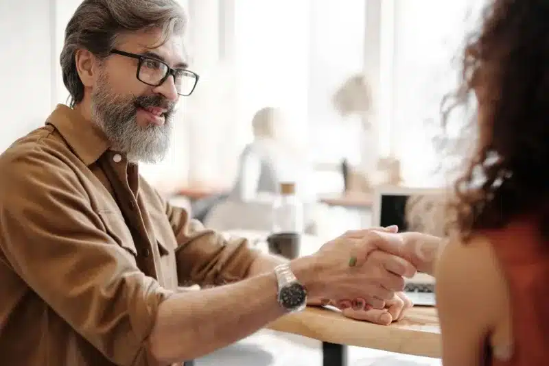 Zzp'er schudt handen met nieuwe opdrachtgever na gesprek over een freelance opdracht